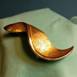 Vintage Gold Tone Metal Brushed Floral/Wave Brooch